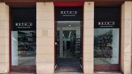 Pionera en el modelo de peluquería y venta de productos profesionales, la marca comenzaba su andadura en 2014 centrando su presencia en Cataluña, pero en los últimos años ha continuado su expansión por todo el territorio nacional