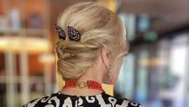 Así se consigue el recogido bajo de Carmen Lomana para deslumbrar en la temporada de celebraciones y que la socialité ha elegido para asistir a la boda de Teresa Baca, peinada por la peluquera sevillana Encarna Moreno