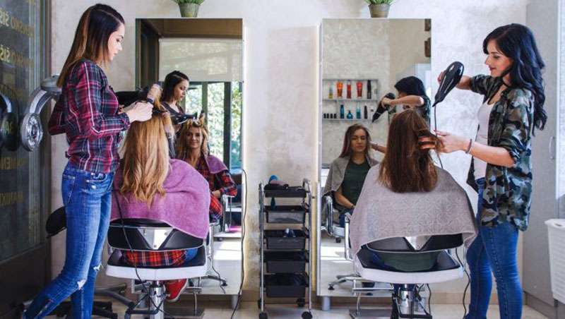 Una cuarta parte de las mujeres estadounidenses no van al salón de peluquería