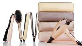 No hay nada como el brillo de la Golden Hour, un momento perfecto, sin filtros, en el que la luz es ideal y los rayos de sol lo tiñen todo, haciendo que el mundo parezca más mágico. Así es esta nueva colección de herramientas ghd 