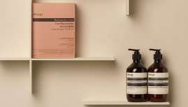 Aēsop nació en 1987 gracias al impulso emprendedor de Dennis Paphitis. Este estilista era dueño de una peluquería, Emeis. Parte de su éxito comercial radicaba en la mezcla de aceites esenciales para mejorar sus tratamientos capilares