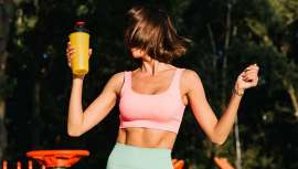 Practicar deporte favorece la oxigenación del cuero cabelludo, mejorando la circulación de la zona y haciendo que los nutrientes lleguen con mayor rapidez a los folículos pilosos, además de aumentar la beneficiosa serotonina