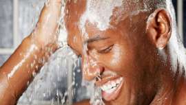 Aunque la piel del hombre es más gruesa que la de la mujer, sus cualidades se pierden drásticamente al envejecer. La cosmética natural se convierte en una solución muy eficaz para su mantenimiento