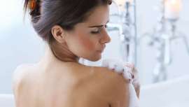 Estos ingredientes atrapan el agua y aportan hidratación a la dermis, permitiendo que nuestra piel tenga un aspecto más terso y jugoso