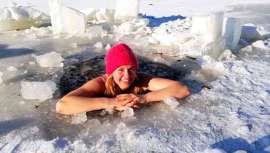 En TikTok hay una nueva tendencia en la que los jóvenes (y no tan jóvenes) de todo el mundo muestran sus rutinas de baños helados de una manera muy aspiracional bajo el #icebath