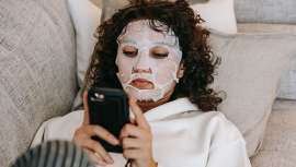 Según el último estudio de Elogia Pharma para conocer el proceso de decisión de compra online de productos de dermocosmética, los españoles compran productos de dermocosmética online entre una y dos veces al mes