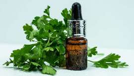 Ingrediente de jabones, cosméticos, detergentes, colonias y perfumes, sobre todo masculinos, además de su uso culinario, el perejil también es un aceite esencial que se usa en masajes y aromaterapia y que suma propiedades medicinales 