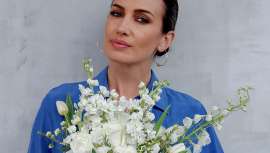 Un exclusivo ramo de flores blancas de Brumalis junto a un set de miniaturas de la nueva línea de skincare de Nieves Álvarez, conforma un tándem perfecto que sorprenderá a las mamás más presumidas