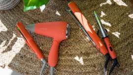 El Coral Kit Corioliss contiene la plancha C1 Digital y el mini Glamour Wand de titanio; mientras que el Coral Travel Corioliss está compuesto por la plancha C Trip y el secador Flow Travel. Dos imprescindibles en versión mini para viajar