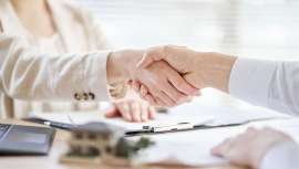 Se trata de construir relaciones con los clientes, es decir, conocerlos al detalle, comprender sus necesidades y entender cómo ayudarlos. Hablamos de prospección