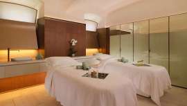 En una colaboración exclusiva con el Hotel Eden, un hotel de lujo de cinco estrellas que forma parte de Dorchester Collection, un lugar atemporal donde se combinan belleza, elegancia y lujo