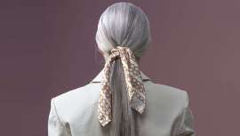 Independientemente de si se desea un tono más natural o no, las canas requieren también nuestra atención como color