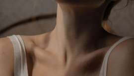 El trabajo y la mala postura delante del ordenador pueden hacer que los signos de la edad se agraven, sobre todo en la zona del cuello. Expertos antiaging hablan sobre los famosos anillos de Venus y desvelan tratamientos efectivos para combatirlos