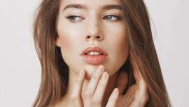 Con la llegada del calor, los labios sufren los cambios de temperatura, se resecan y agrietan. La dieta, los hábitos y la cosmética son los aliados perfectos para combatir estos problemas