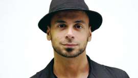 Su trabajo ha sido calificado de transgresor y futurista. Kroboth, director artístico de Aveda Europa, consiguió el galardón al Mejor Peluquero de Vanguardia 2007/08 por la AIPP 