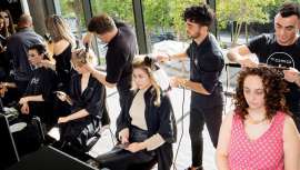 Una cita muy esperada donde se han observado las grandes tendencias en peinados del momento. Ondas glam perfectas, recogidos pulidos y looks juveniles han tomado el protagonismo entre las invitadas al desfile