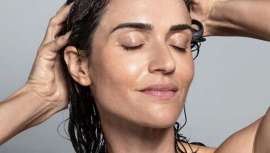 Modesta Cassinello, doctora en farmacia y creadora de su firma cosmética homónima, nos explica los factores que comprometen el brillo en la melena y nos da trucos para recuperarlo