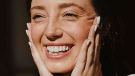 Las manchas en la piel son una de las principales preocupaciones estéticas, y aunque las más habituales son las oscuras, también pueden aparecer manchas de color blanco