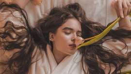 Anargy contiene proteínas que son capaces de nutrir, proteger y desintoxicar el cabello y las pestañas de raíz ayudando a reactivar el ciclo de crecimiento del cabello para su redensificación y fortalecimiento 