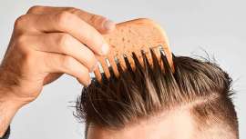 La caspa aparece por factores como la producción incrementada de sebo, los cambios hormonales, la genética, el estrés, la existencia de algunas enfermedades o el uso de productos inadecuados para el cabello, según los expertos de Hospital Capilar