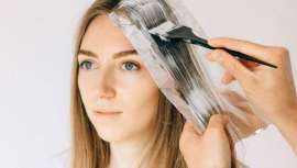 Mantener el cabello teñido y saludable requiere trabajo. Debido a la decoloración y el teñido, este tipo de cabello suele ser más propenso a la sequedad, la aparición de puntas abiertas e incluso a que la fibra capilar se vuelva chiclosa