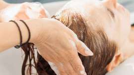 La acumulación por producto puede repercutir en la salud y aspecto del cabello y cuero cabelludo de tu clientela de varias maneras. Conchi Arias, fundadora de Campos Curlyhair (Granada) nos cuenta qué es y, lo más importante, cómo evitarla