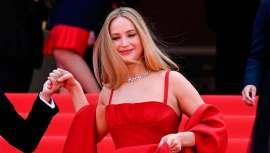 Natalie Portman, Aishwarya Rai, Jennifer Lawrence, Ester Expósito o Carlota Casiraghi han desfilado en plano cenital con la raya en medio como denominador común