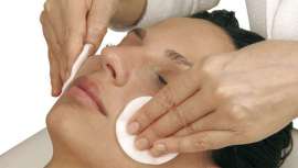 Un hábito fundamental para la salud del cutis, ya que elimina impurezas, puntos negros y exceso de sebo