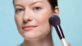 Esta formulación en polvo sugerida por Mariana Yamamoto de Chemyunion, evita el agua, es traslúcida y matifica instantáneamente para proporcionar una piel de aspecto natural, evitando el agua 