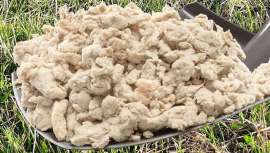 Algunas fibras resultantes de la producción de cartón en las fábricas del gigante finlandés Metsä Board se reutilizan en el sector agrícola para mejorar la fertilidad del suelo. Echamos un vistazo más de cerca