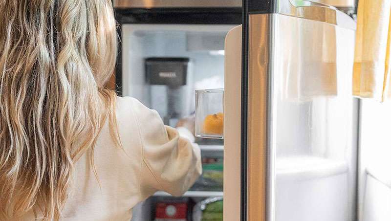 Qué cosméticos debemos guardar en la nevera con la llegada del calor