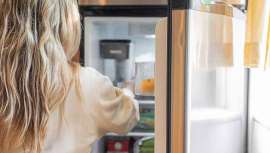 La farmacéutica Belén Acero, titular de la Farmacia Avenida de América y especialista en dermofarmacia y nutrición, explica los beneficios de guardar los cosméticos en la nevera 