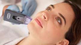 Con un programa de intervención multidisciplinar focalizada que, a través de un estudio individualizado de cada paciente, elimina y combate los signos de la edad para proporcionar una longevidad adaptada a la fisonomía facial de cada rostro