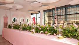 La piel luminosa y radiante, gracias al extracto de la rosa de 100 pétalos de Provenza de los productos LuminÉclat, cobra mayor protagonismo junto a las siluetas hiperfemeninas y adornos Inuñez en 3D: flores tridimensionales confeccionadas a mano