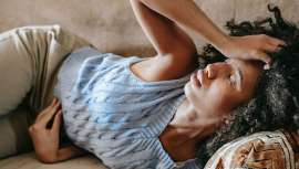 Si aparecen granitos en tu rostro ya presupones que la regla se acerca. Pero ¿de dónde viene este acné hormonal y cómo puedes frenarlo? ¡Toma nota de estos consejos farmacéuticos!