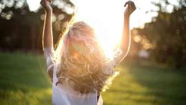 Este paso previo al lavado tiene múltiples beneficios para el cabello, especialmente si es largo, grueso o seco