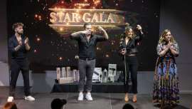 El estilista triunfa en Canarias en una demostración de técnica y estilo con las herramientas y productos de peluquería profesional de Termix, junto a la periodista Núria Marín, la estrella invitada