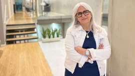 Al frente de SAHB, salones estrella especialistas en el tratamiento capilar y alisado, además de en el bienestar y felicidad de sus clientes, Sonia Atanes habla alto y claro sobre la peluquería y su concepto de la misma que le ha llevado al éxito