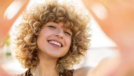 MK Organic Salon ha desarrollado el Sistema CurlyBio® en el que aplican técnicas específicas de corte para cabello rizado: corte en seco o curl system, con productos específicos, naturales y eco