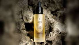 El Sérum regenerante Pasiflora es un cóctel rico en aceites y extractos vegetales que, aplicado como paso previo a la crema hidratante, repara, renueva, hidrata, reafirma y protege hasta las pieles más 
desvitalizadas, best-seller de Karicia 