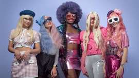 La tendencia Barbie se confirma y si no vaya por delante lo último de Encarna Moreno y María Gómez que, además, ¡nos encanta! 