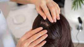 El tapping capilar, método de masaje y lavado, ha ganado popularidad debido a sus posibles beneficios para la salud del cabello y el bienestar general