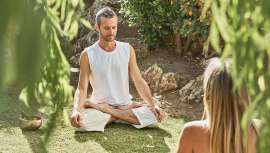 Katia Muñoz Olmo, Wellthy Expert del hotel Royal Hideaway Sancti Petri, propone fortalecer los músculos oculares a través de cincos sencillos ejercicios para los que no necesitas más de 10 minutos. ¿Te atreves a probarlo?