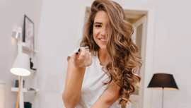 A la menor sensación de grasa, es habitual lavarse el pelo inmediatamente. Un error, junto a otros, que podemos evitar para conseguir aguante limpio mucho más