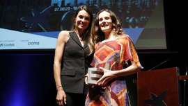 La consejera del Club Women Empowerment ESADE Business School, María Cudeiro, entrega el premio a Belén Garijo, CEO de Merck, cuya contribución ha destacado de forma relevante en la I Jornada Anual de los Women Forward Awards Club WE Esade Alumni