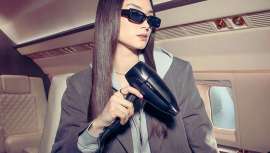 Puede que nosotros nos vayamos de vacaciones, pero nuestros Good Hair Days, no. Presentamos ghd flight+, el nuevo y mejorado secador de viaje de la marca, que se convertirá en tu mejor aliado para las vacaciones de verano