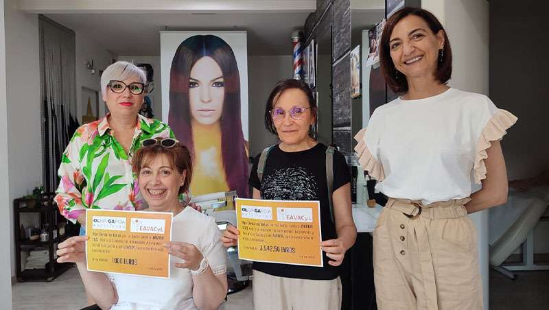 Olga Garca hace entrega del cheque solidario Gala Creative a Eavacyl y la Dra. Julia Barbado