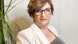 Lo de la belleza a Lola Navarro le viene de lejos, profesional peluquera anteriormente y coach de empresa, motivación y liderazgo, ahora y de un tiempo a esta parte Lola es una gurú del cambio que maneja y aconseja en torno al mundo digital y RR SS