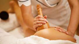 La maderoterapia es una técnica terapéutica y estética que utiliza instrumentos de madera para masajes y tratamientos, superefectiva en múltiples objetivos estéticos