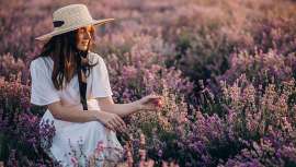 Su éxito en cosmética se debe al poderoso efecto calmante y relajante que nos aporta, aliviando tanto el estrés como la tensión del día a día, a lo que sumar sus propiedades antiinflamatorias y antibacterianas